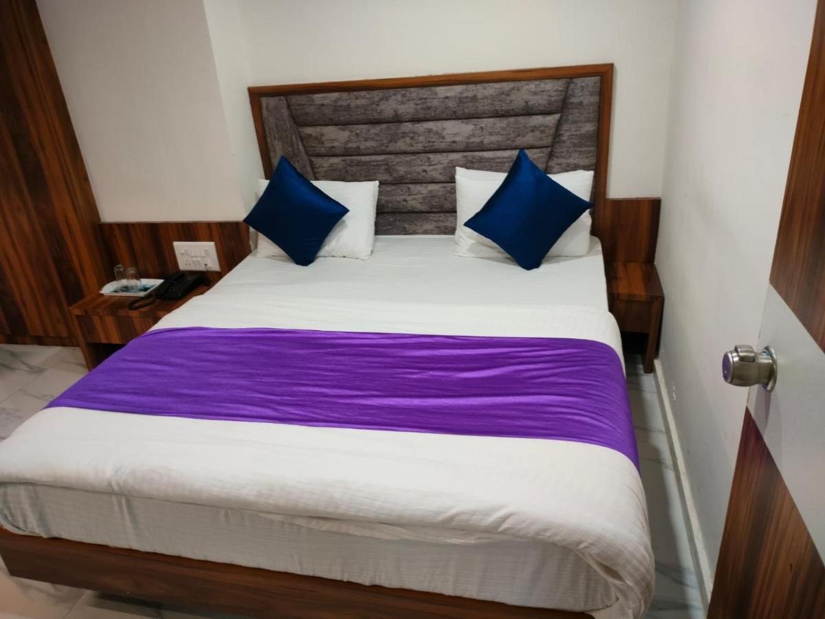 Hotel Ozone,阿穆达巴 外观 照片