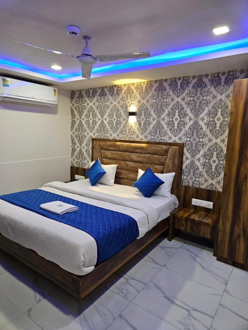 Hotel Ozone,阿穆达巴 外观 照片