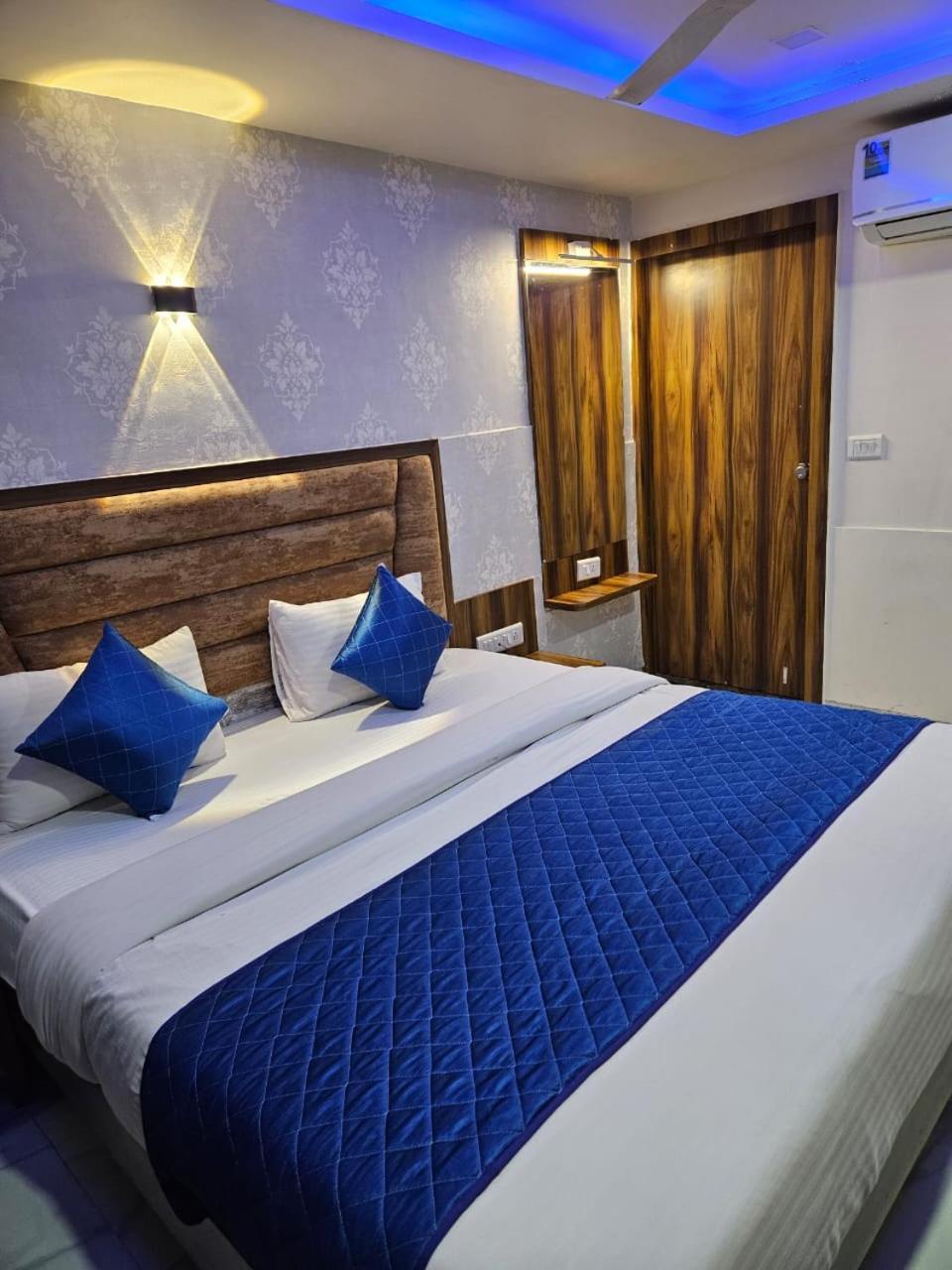 Hotel Ozone,阿穆达巴 外观 照片