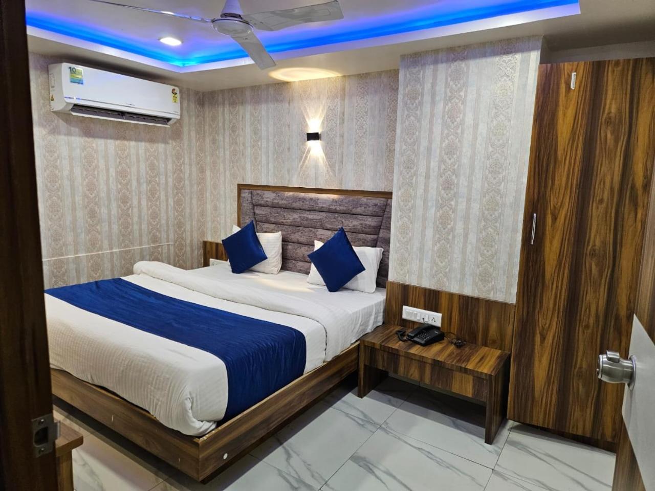Hotel Ozone,阿穆达巴 外观 照片