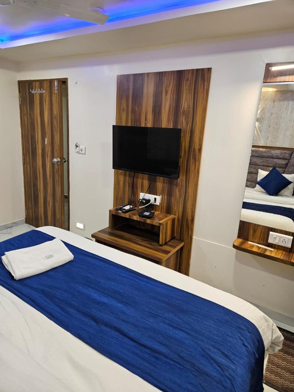 Hotel Ozone,阿穆达巴 外观 照片