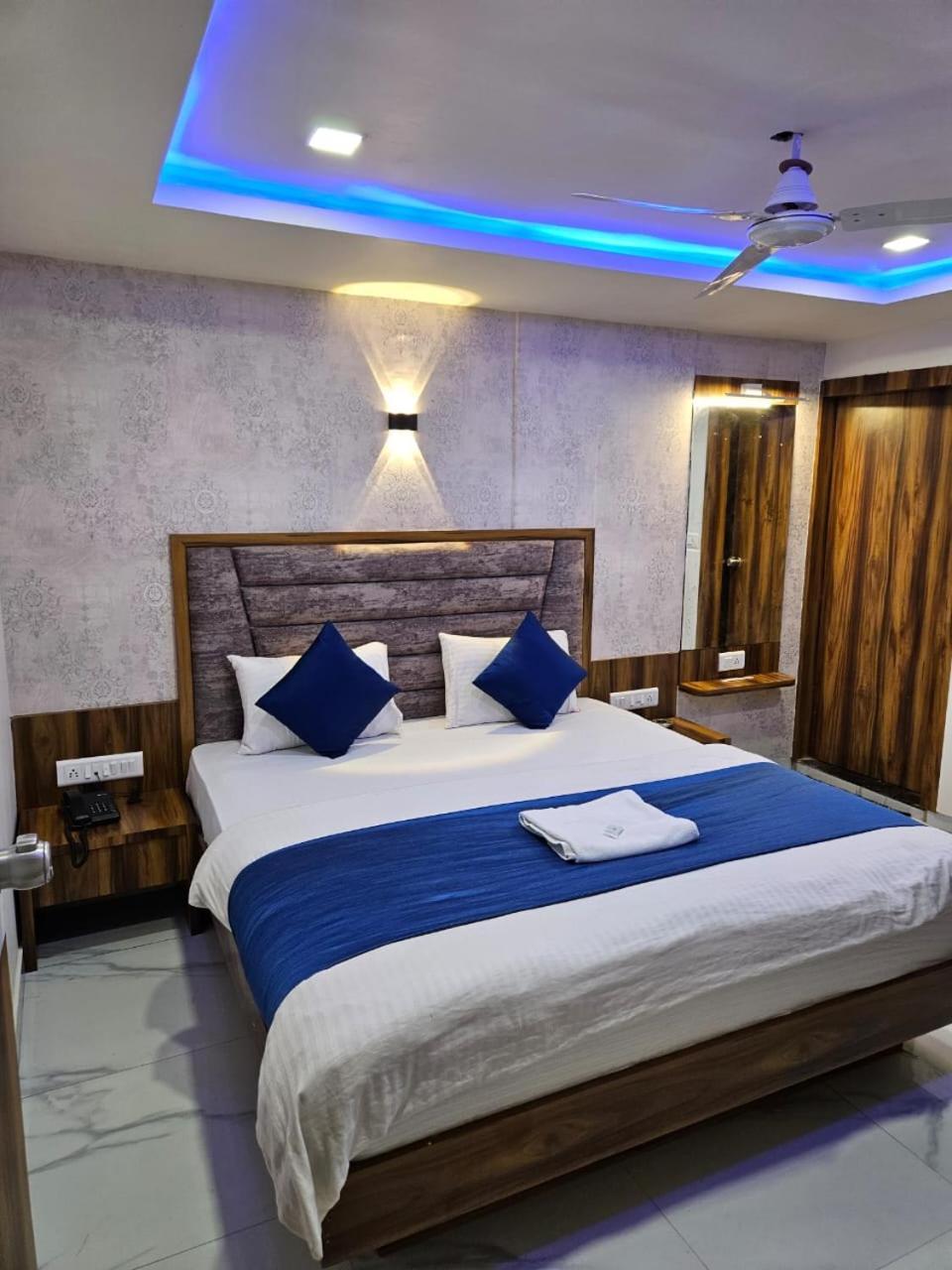 Hotel Ozone,阿穆达巴 外观 照片