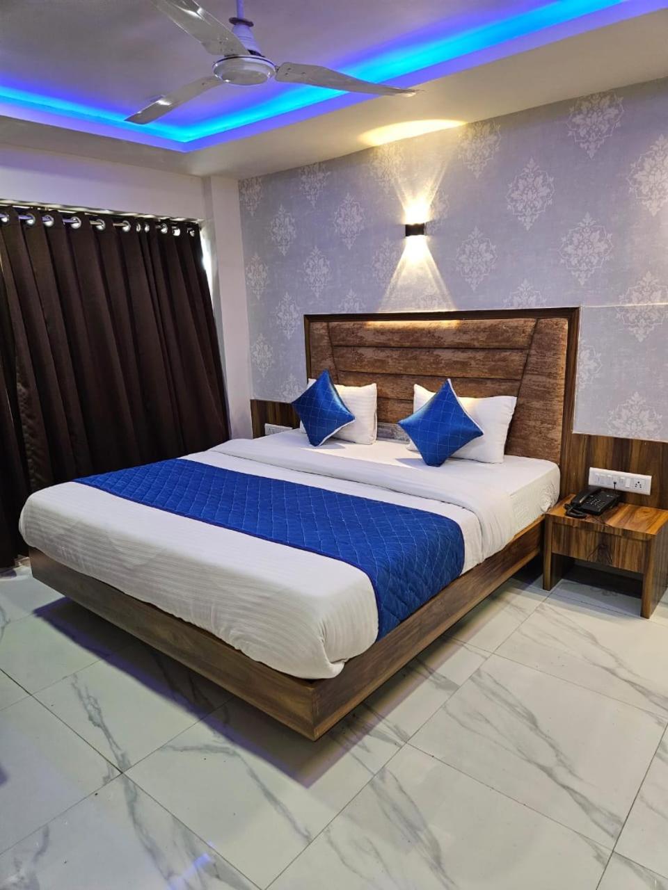 Hotel Ozone,阿穆达巴 外观 照片