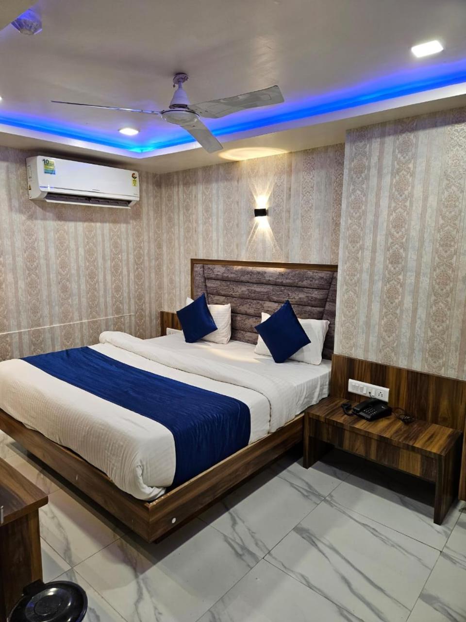 Hotel Ozone,阿穆达巴 外观 照片